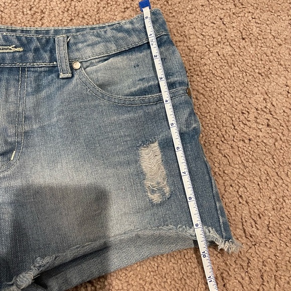 Women's (petite) Low Rise Distressed Denim Short - Picture 4 of 7